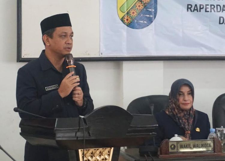 Wali Kota Pekalongan Achmad Afzan Arslan Djunaid menyampaikan sambutan dalam rapat paripurna penetapan APBD 2026 di Gedung Diklat, Kamis, 27 November 2025. (Kominfo Kota Pekalongan/Lingkarjateng.id)