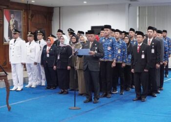 ASN Pemkot Salatiga Dituntut Jadi Pegawai Berintegritas dan Melek Digital 28 PELANTIKAN: Puluhan pejabat administrator, pengawas, dan fungsional Pemkot Salatiga saat dilantik oleh Wali Kota Robby Hernawan di Ruang Kaloka, Kantor Setda Kota Salatiga, Jumat, 7 November 2025. (Prokompim Setda Salatiga/Lingkarjateng.id)