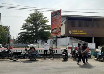 POTRET: Papan reklame yang berada di sempadan Kali Aji, Kaliwungu, Kabupaten Kendal. (Anik Kustiani/Lingkarjateng.id)