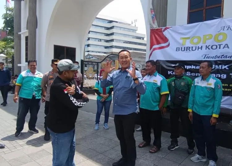 Sejumlah buruh melakukan topo pepe di depan Balai Kota Semarang pada Jumat, 7 November 2025. (Syahril Muadz/Lingkarjateng.id)