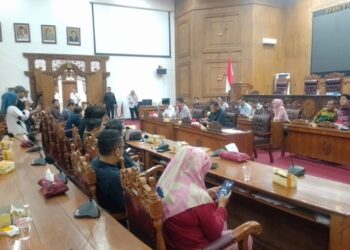 AUDIENSI: Suasana audiensi Gabungan Aktivis Pati (GAP) bersama Dewan Perwakilan Rakyat Daerah Kabupaten Pati pada Rabu, 19 November 2025. (Lingkarnews Network)