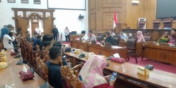 Aktivis Pati Temui DPRD Minta Bantu Rekonsiliasi 2 Pentolan AMPB 10 AUDIENSI: Suasana audiensi Gabungan Aktivis Pati (GAP) bersama Dewan Perwakilan Rakyat Daerah Kabupaten Pati pada Rabu, 19 November 2025. (Lingkarnews Network)