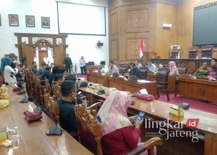 Aktivis Pati Temui DPRD Minta Bantu Rekonsiliasi 2 Pentolan AMPB 25 AUDIENSI: Suasana audiensi Gabungan Aktivis Pati (GAP) bersama Dewan Perwakilan Rakyat Daerah Kabupaten Pati pada Rabu, 19 November 2025. (Lingkarnews Network)