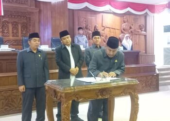 Bupati Rembang, Harno, menandatangani nota kesepakatan KUA-PPAS RAPBD 2026 dalam rapat paripurna di Gedung DPRD Rembang, Kamis, 13 November 2025. (Lingkarnews Network/Lingkarjateng.id)