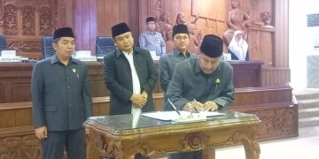 Pemkab Rembang Proyeksi Belanja Daerah 2026 Telan Rp1,98 Triliun 12 Bupati Rembang, Harno, menandatangani nota kesepakatan KUA-PPAS RAPBD 2026 dalam rapat paripurna di Gedung DPRD Rembang, Kamis, 13 November 2025. (Lingkarnews Network/Lingkarjateng.id)