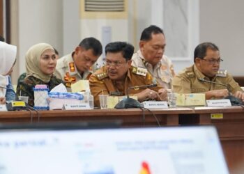 Wali Kota Salatiga Robby Hernawan (tengah) saat mengikuti rapat koordinasi kesiapsiagaan bencana Provinsi Jawa Tengah di Semarang pada, Selasa, 18 November 2025. (Prokompim Setda Salatiga/Lingkarjateng.id)