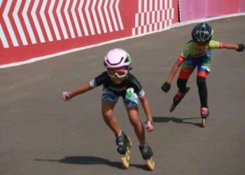 Para atlet sepatu roda berkompetisi di arena lintasan sepatu roda di komplek Stadion Joyokusumo Pati. (Lingkarnews Network)