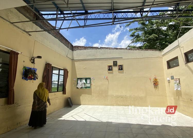 Atap SD di Mejobo Kudus Dihempas Angin saat KBM, Puluhan Siswa Shock 25 Kepala Sekolah SD Islam Nurul Yasin, Santi Ika Latsarwati, saat menunjukkan kondisi atap ruang kelas 4 usai diterpa angin kencang, Selasa, 18 November 2025. (Nisa Hafizhotus S./Lingkarjateng.id)