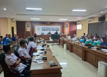Buruh yang tergabung dalam Gerakan Masyarakat Pekerja Ungaran (Gempur) melakukan audiensi terkait usulan besaran UMK 2026 di Gedung DPRD Kabupaten Semarang, Jumat, 28 November 2025. (Hesty Imaniar/Lingkarjateng.id)