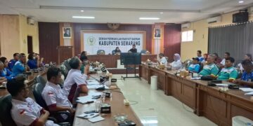 Buruh yang tergabung dalam Gerakan Masyarakat Pekerja Ungaran (Gempur) melakukan audiensi terkait usulan besaran UMK 2026 di Gedung DPRD Kabupaten Semarang, Jumat, 28 November 2025. (Hesty Imaniar/Lingkarjateng.id)