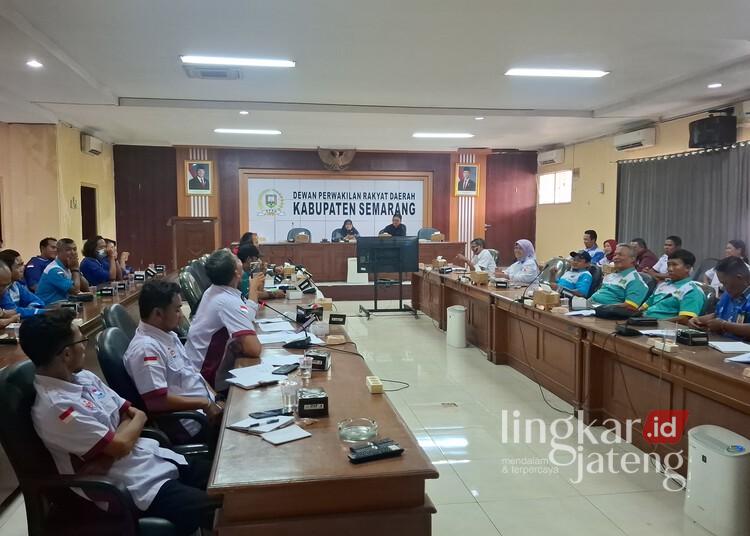 Buruh yang tergabung dalam Gerakan Masyarakat Pekerja Ungaran (Gempur) melakukan audiensi terkait usulan besaran UMK 2026 di Gedung DPRD Kabupaten Semarang, Jumat, 28 November 2025. (Hesty Imaniar/Lingkarjateng.id)