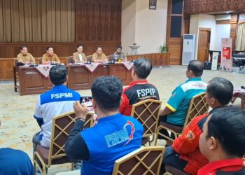 Wali Kota Semarang, Agustina Wilujeng Pramestuti, menggelar audiensi bersama perwakilan Aliansi Buruh Jawa Tengah Presidium Kota Semarang di Balai Kota Semarang, Senin, 24 November 2025. (Syahril Muadz/Lingkarjateng.id)