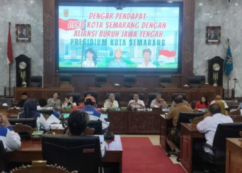 DPRD Kota Semarang melakukan rapat dengar pendapat dengan aliansi buruh pada Senin, 3 November 2025. (Syahril Muadz/Lingkarjateng.id)