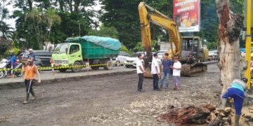 Awas Macet! Jalan R Agil Kusumadya Kudus Sedang Dalam Perbaikan 10 Dinas Pekerjaan Umum dan Penataan Ruang (PUPR) Kudus meninjau lokasi pengerjaan Jalan R Agil Kusumadya pada Kamis, 13 November 2025. (Fahtur Rohman/Lingkarjateng.id)