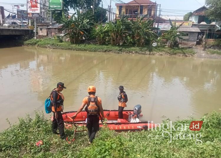 Tim gabungan saat melakukan proses pencarian balita hanyut di Sungai Jajar, Kabupaten Demak. (M. Burhanuddin Aslam/Lingkarjateng.id)
