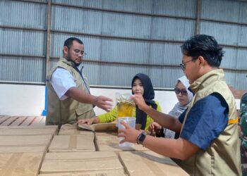 Petugas DP4 Blora dan Bulog melakukan pengecekan kualitas beras dan minyak goreng yang akan disalurkan kepada masyarakat. (Humas D4 Blora/Lingkarjateng.id)