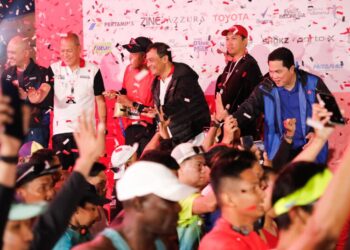 Borobudur Marathon Naik Kelas, Gubernur Luthfi Bidik Jateng Jadi Ikon Marathon Dunia 25 Gubernur Jawa Tengah, Ahmad Luthfi, melepas peserta Bank Jateng Borobudur Marathon 2025 di area Taman Lumbini, kompleks Candi Borobudur, Kabupaten Magelang pada Minggu pagi, 16 November 2025. (Humas Pemprov Jateng/Lingkarjateng.id)
