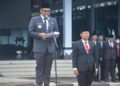 Bupati Batang, M. Faiz Kurniawan, membacakan amanat upacara peringatan Hari Pahlawan 2025 di halaman Pendapa Kabupaten Batang, Senin, 10 November 2025. (Humas Pemkab Batang/Lingkarjateng.id)