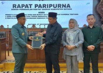 Bupati Batang, M. Faiz Kurniawan (kiri), berfoto bersama pimpinan DPRD Batang dalam rapat paripurna di gedung dewan setempat, Kamis, 27 November 2025. (Humas Pemkab Batang/Lingkarjateng.id)