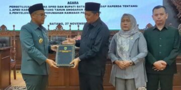 Bupati Batang, M. Faiz Kurniawan (kiri), berfoto bersama pimpinan DPRD Batang dalam rapat paripurna di gedung dewan setempat, Kamis, 27 November 2025. (Humas Pemkab Batang/Lingkarjateng.id)