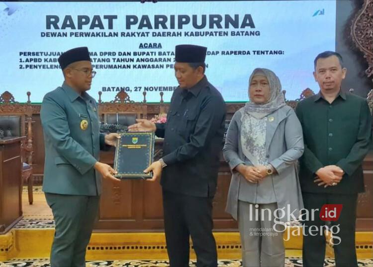APBD Batang 2026 Diketok, Belanja Daerah Tembus Rp1,8 Triliun 25 Bupati Batang, M. Faiz Kurniawan (kiri), berfoto bersama pimpinan DPRD Batang dalam rapat paripurna di gedung dewan setempat, Kamis, 27 November 2025. (Humas Pemkab Batang/Lingkarjateng.id)