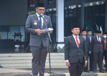 Bupati Batang, M. Faiz Kurniawan, membacakan amanat upacara peringatan Hari Pahlawan 2025 di halaman Pendapa Kabupaten Batang, Senin, 10 November 2025. (Humas Pemkab Batang/Lingkarjateng.id)