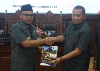 Bupati Batang, M. Faiz Kurniawan (kiri), menerima draft Perda tentang Fasilitasi Penyelenggaraan Pendidikan Keagamaan Nonformal inisiatif DPRD di Ruang Rapat Paripurna DPRD Batang, Kamis, 13 November 2025. (Humas Pemkab Batang/Lingkarjateng.id)