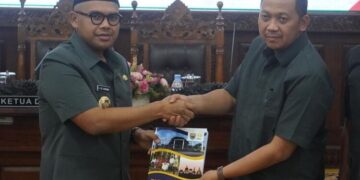 Bupati Batang Dukung Perda Pendidikan Keagamaan Nonformal Inisiatif DPRD 12 Bupati Batang, M. Faiz Kurniawan (kiri), menerima draft Perda tentang Fasilitasi Penyelenggaraan Pendidikan Keagamaan Nonformal inisiatif DPRD di Ruang Rapat Paripurna DPRD Batang, Kamis, 13 November 2025. (Humas Pemkab Batang/Lingkarjateng.id)