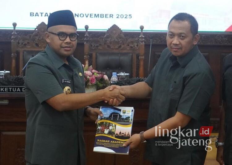 Bupati Batang, M. Faiz Kurniawan (kiri), menerima draft Perda tentang Fasilitasi Penyelenggaraan Pendidikan Keagamaan Nonformal inisiatif DPRD di Ruang Rapat Paripurna DPRD Batang, Kamis, 13 November 2025. (Humas Pemkab Batang/Lingkarjateng.id)