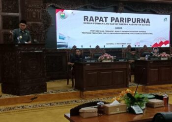Bupati Batang, M. Faiz Kurniawan, menghadiri rapat paripurna di Gedung DPRD Batang, Senin, 17 November 2025. (Humas Pemkab Batang/Lingkarjateng.id)