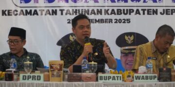 Bupati Jepara, Witiarso Utomo, saat Ngantor di Desa di Desa Kecapi, Kecamatan Tahunan, Selasa, 25 November 2025. (Diskominfo Jepara/Lingkarjateng.id)