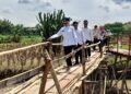 Bupati Kendal Kucurkan Rp1 Miliar Bangun Jembatan di Sidokumpul 36 Bupati Kendal, Dyah Kartika Permanasari, meninjau pembangunan jembatan di Desa Sidokumpul, Kecamatan Patean, Rabu, 19 November 2025. (Anik Kustiani/Lingkarjateng.id)