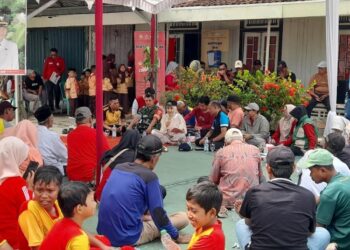 Bupati Kendal, Dyah Kartika Permanasari, saat mendengarkan curhatan warga Kelurahan Banyutowo dalam kegiatan Bersatu Siaga (Bersih Desa Tampung Aspirasi Warga) pada Jumat, 21 November 2025. (Anik Kustiani/Lingkarjateng.id)