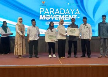 Bupati Kendal, Dyah Kartika Permanasari, menyerahkan bantuan dari Baznas kepada peserta pelatihan Paradaya Movement pada Rabu, 12 November 2025. (Anik Kustiani/Lingkarjateng.id)