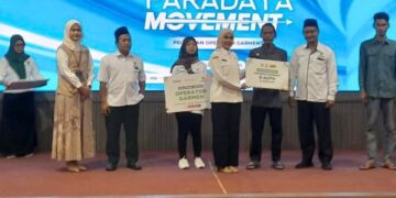 Bupati Kendal Harap Pelatihan Sektor Garmen Bantu Kurangi Angka Pengangguran 14 Bupati Kendal, Dyah Kartika Permanasari, menyerahkan bantuan dari Baznas kepada peserta pelatihan Paradaya Movement pada Rabu, 12 November 2025. (Anik Kustiani/Lingkarjateng.id)