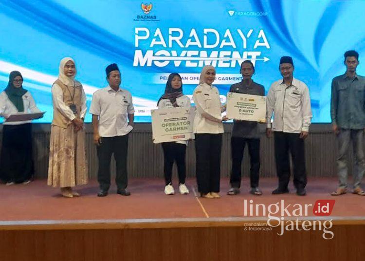 Bupati Kendal Harap Pelatihan Sektor Garmen Bantu Kurangi Angka Pengangguran 25 Bupati Kendal, Dyah Kartika Permanasari, menyerahkan bantuan dari Baznas kepada peserta pelatihan Paradaya Movement pada Rabu, 12 November 2025. (Anik Kustiani/Lingkarjateng.id)