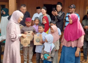 Bupati Kendal Serahkan Santunan ke Ratusan Anak Yatim Piatu 30 Bupati Kendal, Dyah Kartika Permanasari, menyerahkan santunan kepada anak yatim piatu di Posko Baladika, Kelurahan Pegulon, Kecamatan/Kabupaten Kendal, Minggu, 2 November 2025. (Anik Kustiani/Lingkarjateng.id)