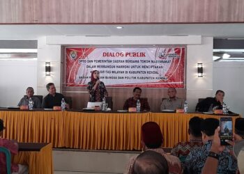 Bupati Kendal, Dyah Kartika Permanasari, saat menggelar dialog publik bersama DPRD Kendal dan tokoh masyarakat di Aula Kecamatan Weleri, Sabtu, 22 November 2025. (Anik Kustiani/Lingkarjateng.id)