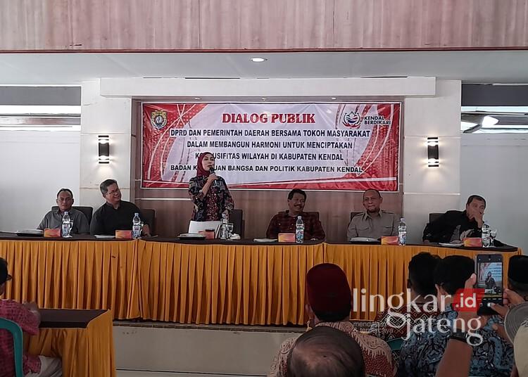 Dialog Publik di Weleri, Bupati Kendal Dicurhati soal KDMP hingga Penanganan Sampah 25 Bupati Kendal, Dyah Kartika Permanasari, saat menggelar dialog publik bersama DPRD Kendal dan tokoh masyarakat di Aula Kecamatan Weleri, Sabtu, 22 November 2025. (Anik Kustiani/Lingkarjateng.id)
