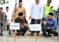 Bupati Kudus Dorong Kualitas Pendidikan Berbasis Agama dan Sains 28 Bupati Kudus Sam’ani Intakoris (kanan) bersama Mendikdasmen RI Prof. Dr. Abdul Mu’ti (kiri) saat meletakkan batu pertama pembangunan SMP Islam Tahfiz Quran NU Al Hidayah di Getassrabi, Kecamatan Kaliwungu pada Jumat, 21 November 2025. (Nisa Hafizhotus Syarifa/Lingkarjateng.id)