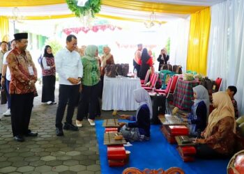 Bupati Sam’ani Dukung Ekosistem Pendidikan Berkelanjutan di Kudus 29 Bupati Kudus, Sam’ani Intakoris, bersama Bunda Literasi Kabupaten Kudus, Endhah Sam’ani Intakoris, saat menghadiri Peringatan HUT ke-40 SMPN 4 Kudus pada Sabtu, 22 November 2025. (Nisa Hafizhotus S./Lingkarjateng.id)