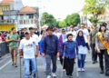 Bupati Kudus, Sam’ani Intakoris, ikut meramaikan Festival Hari Disabilitas Internasional 2025 yang digelar di sekitar Alun-alun Simpang Tujuh Kudus, Minggu, 30 November 2025. (Mohammad Fahtur Rohman/Lingkarjateng.id)