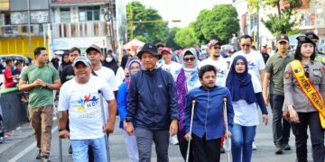 Bupati Kudus, Sam’ani Intakoris, ikut meramaikan Festival Hari Disabilitas Internasional 2025 yang digelar di sekitar Alun-alun Simpang Tujuh Kudus, Minggu, 30 November 2025. (Mohammad Fahtur Rohman/Lingkarjateng.id)
