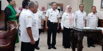 Bupati Pati Lantik 5 Kepala OPD, Ada Sriyatun hingga Luky Pratugas 15 Bupati Pati Sudewo melantik lima kepala organisasi perangkat daerah (OOPD) yang lolos seleksi pejabat pimpinan tinggi pratama di Pendopo Kabupaten Pati pada Rabu, 12 November 2025. (Lingkarnews Network)