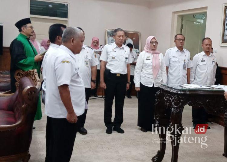 Bupati Pati Lantik 5 Kepala OPD, Ada Sriyatun hingga Luky Pratugas 25 Bupati Pati Sudewo melantik lima kepala organisasi perangkat daerah (OOPD) yang lolos seleksi pejabat pimpinan tinggi pratama di Pendopo Kabupaten Pati pada Rabu, 12 November 2025. (Lingkarnews Network)