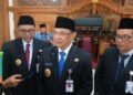 Pemkab Pati Berencana Ajukan Utang Daerah Rp90 Miliar, Untuk Apa? 31 Bupati Pati, Sudewo (tengah), memberikan keterangan usai rapat paripurna di Gedung DPRD Pati pada Senin, 10 November 2025. (Humas Pemkab Pati/Lingkarjateng.id)