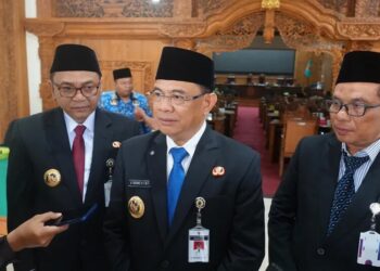 Bupati Pati, Sudewo (tengah), memberikan keterangan usai rapat paripurna di Gedung DPRD Pati pada Senin, 10 November 2025. (Humas Pemkab Pati/Lingkarjateng.id)