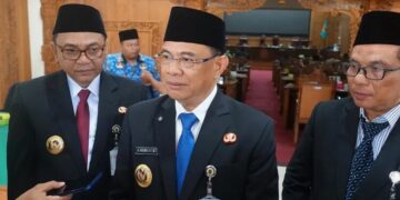 Pemkab Pati Berencana Ajukan Utang Daerah Rp90 Miliar, Untuk Apa? 2 Bupati Pati, Sudewo (tengah), memberikan keterangan usai rapat paripurna di Gedung DPRD Pati pada Senin, 10 November 2025. (Humas Pemkab Pati/Lingkarjateng.id)