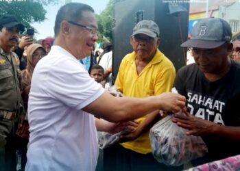Peringati Harkannas 2025, Pemkab Pati Bagikan 1.500 Paket Ikan Gratis untuk Warga 28 Bupati Pati, Sudewo, membagikan paket ikan gratis kepada warga dalam acara peringatan Harkannas 2025 di Alun-alun Pati, Minggu, 23 November 2025. (Humas Pemkab Pati/Lingkarjateng.id)