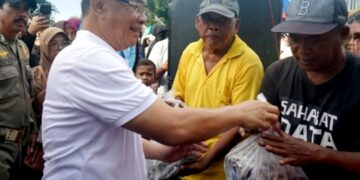 Bupati Pati, Sudewo, membagikan paket ikan gratis kepada warga dalam acara peringatan Harkannas 2025 di Alun-alun Pati, Minggu, 23 November 2025. (Humas Pemkab Pati/Lingkarjateng.id)